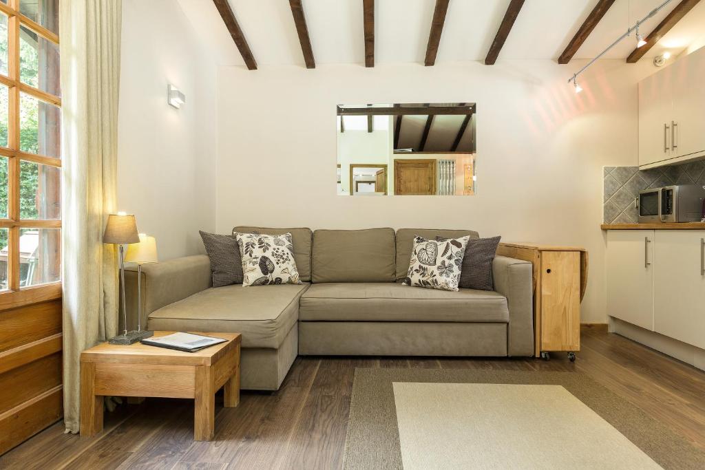 sala de estar con sofá y mesa en Apartment Mazot Loppe, en Chamonix-Mont-Blanc