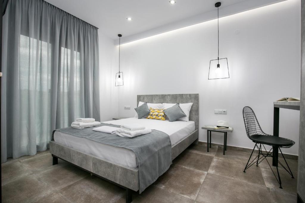 リメナリアにあるIl Grigio Apartmentsのベッドルーム1室(ベッド1台、デスク、椅子付)