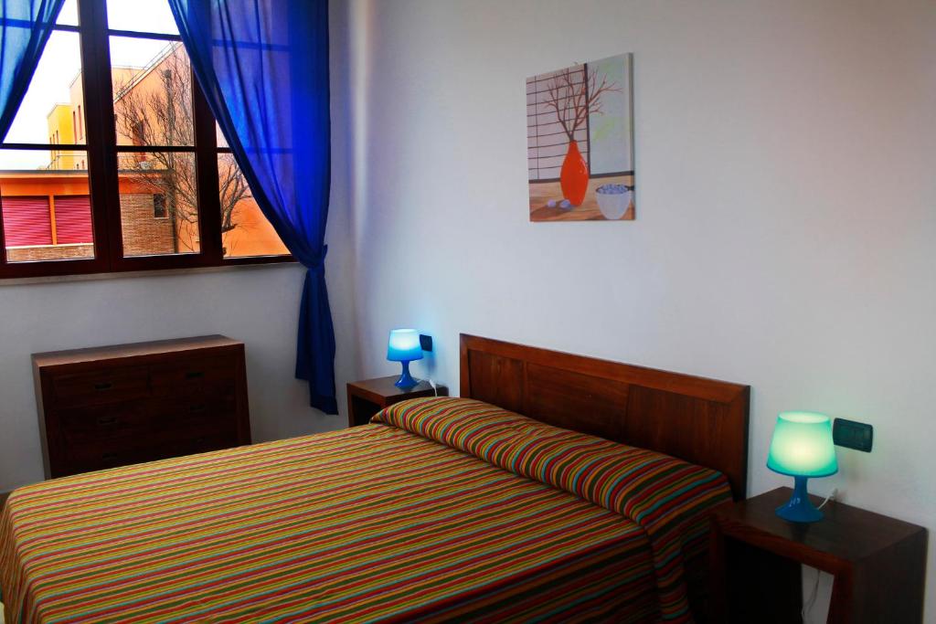 カランブローネにあるAppartamento vicino alla spiaggiaのベッドルーム(ベッド1台、窓付)