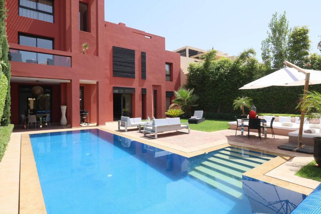 una grande piscina di fronte a un edificio di Villa Riad Al Maaden a Marrakech