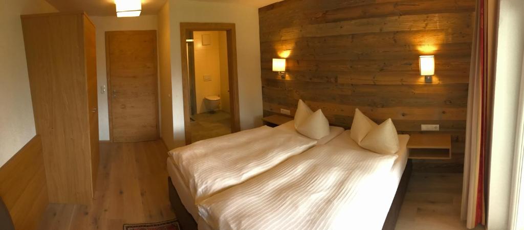 Letto o letti in una camera di Pension Waldegg