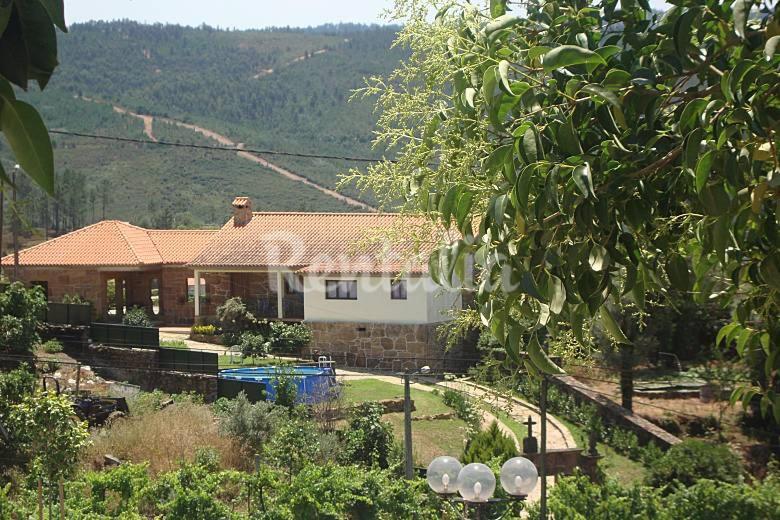 a house with a garden in front of it at Ferias Codeçoso in Codeçoso