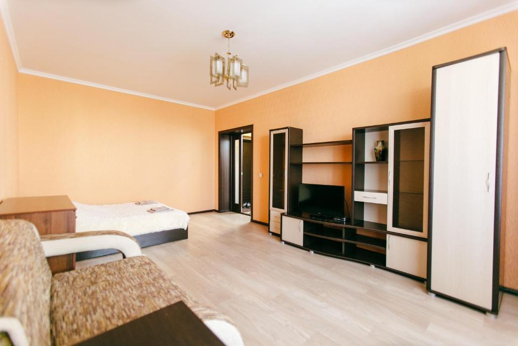 タンボフにあるApartment PrezentHaus Karla Marksa 175k3のベッドルーム(ベッド1台、テーブル、鏡付)