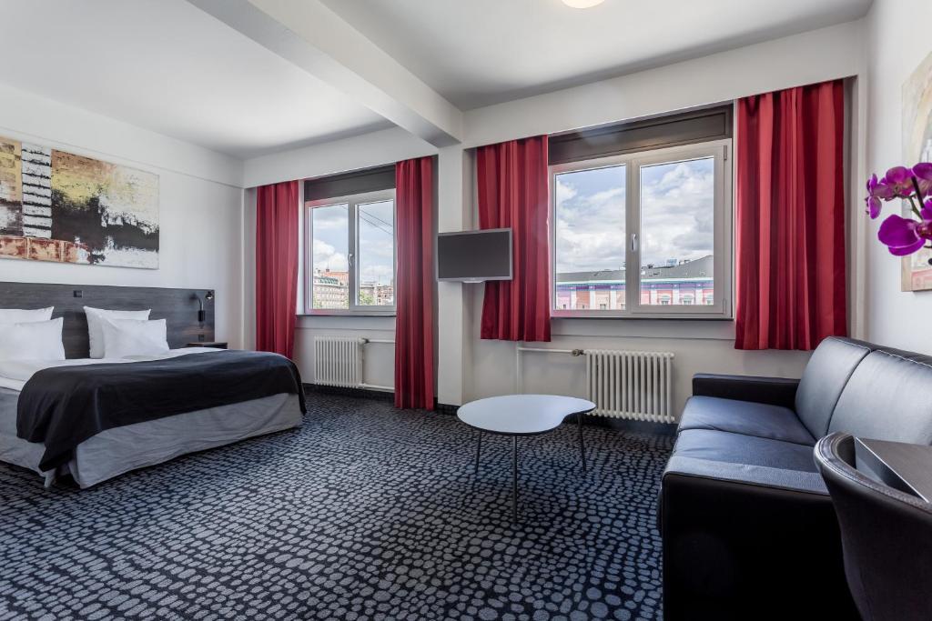 Uma cama ou camas num quarto em ProfilHotels Mercur