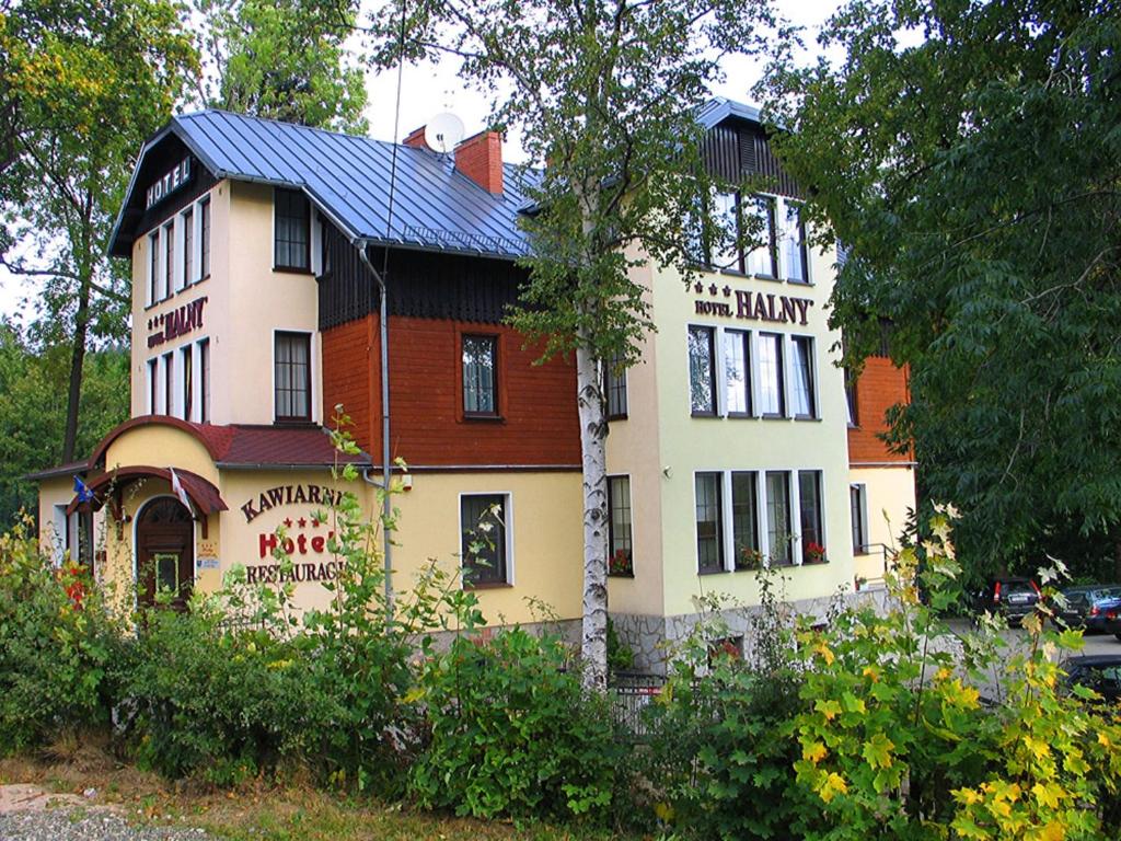 un gran edificio blanco con techo negro en Hotel Halny en Karpacz