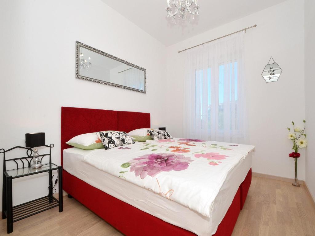 una camera con un grande letto con testiera rossa di Luxury apartment Marionik a Spalato (Split)
