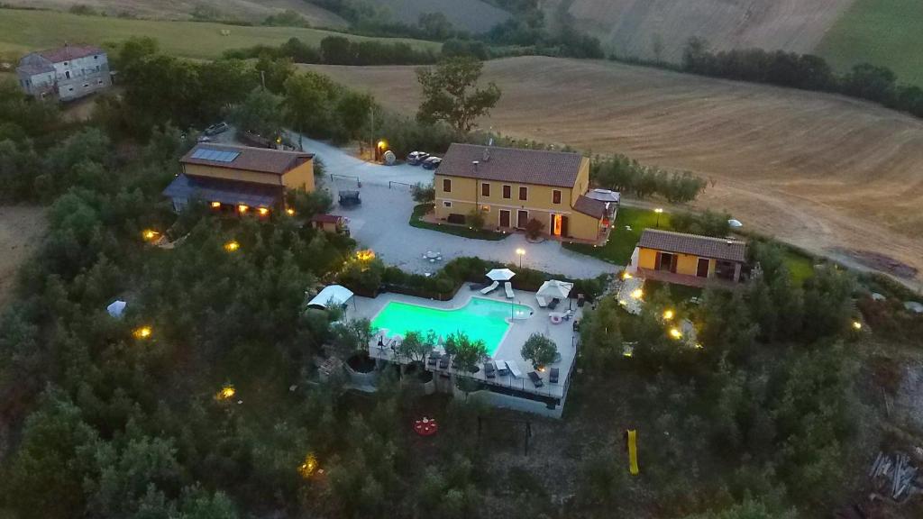 una vista aérea de una casa con piscina en Agriturismo Tenuta Belvedere, en Belvedere Ostrense