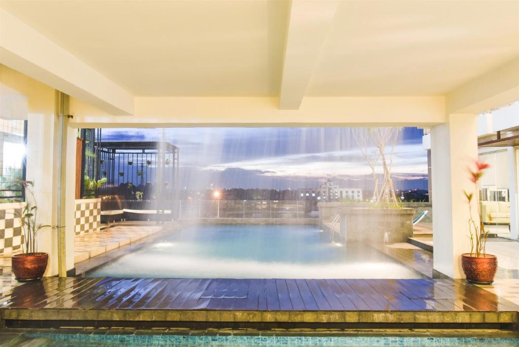 Bazén v ubytování Golden Tulip Essential Tangerang nebo v jeho okolí
