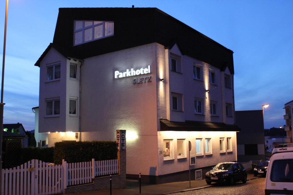 un edificio con un cartel en el costado en Sletz Parkhotel - Superior, en Giessen