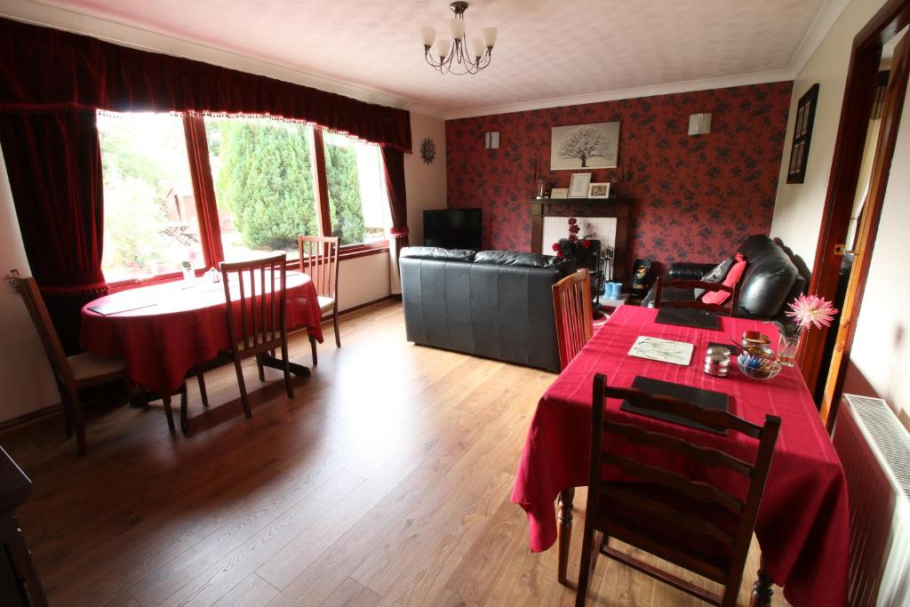 uma sala de estar com uma mesa e uma sala de jantar em Mapleview Bed and Breakfast em Corse