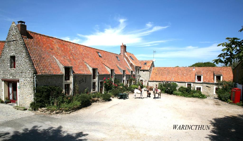 een groep mensen die voor een gebouw staan bij gites de Warincthun in Audinghen