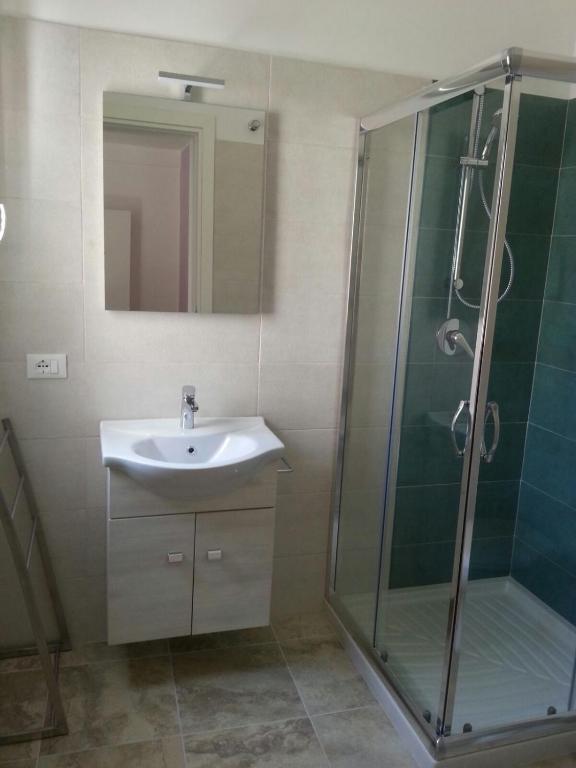 A bathroom at Holiday Homenza