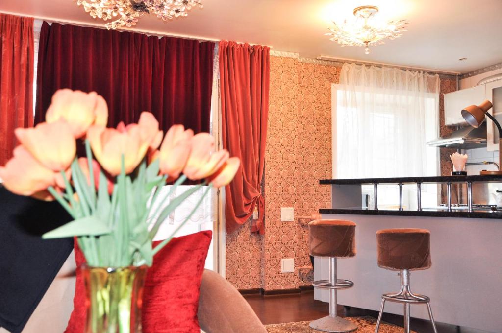 ヤロスラヴリにあるАпартаменты на Угличскойのリビングルームにオレンジチューリップ一杯