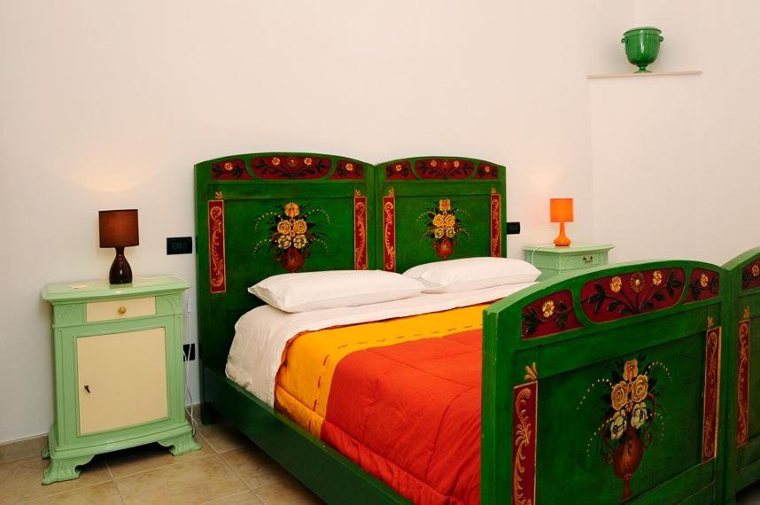 a bedroom with a bed with green and orange at Il Giardino in Grottaglie