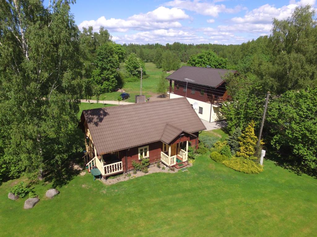 una vista aérea de una casa con patio en Bērziņi, en Vitrupe