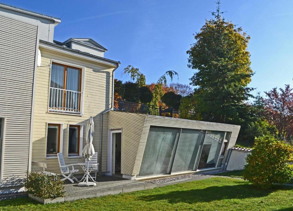 una casa con balcone e patio di Apartment Sonnenschein a Ahlbeck