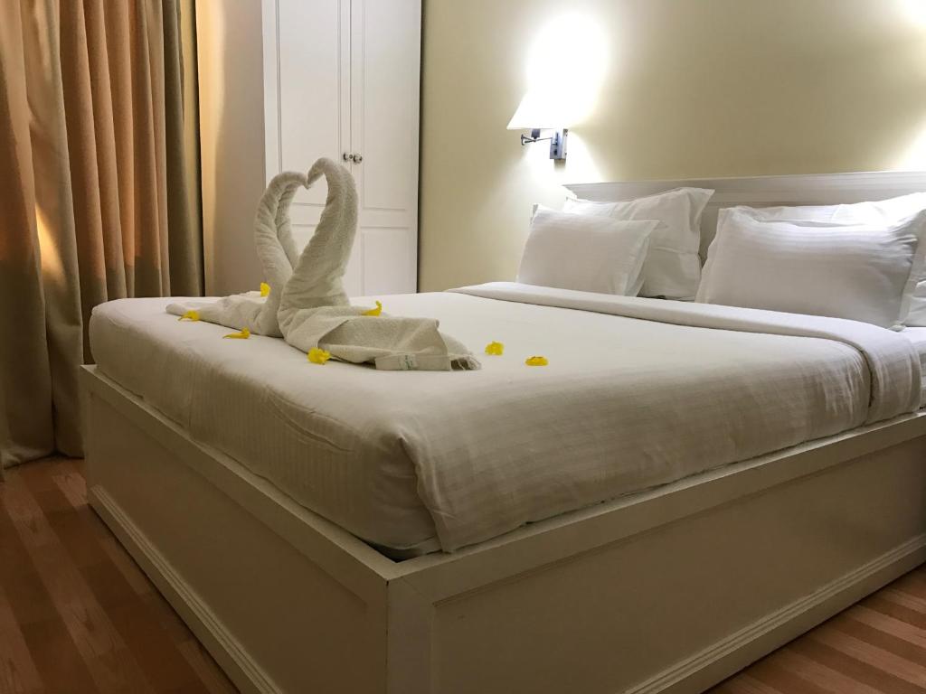 Postel nebo postele na pokoji v ubytování Daffodils Spice Court