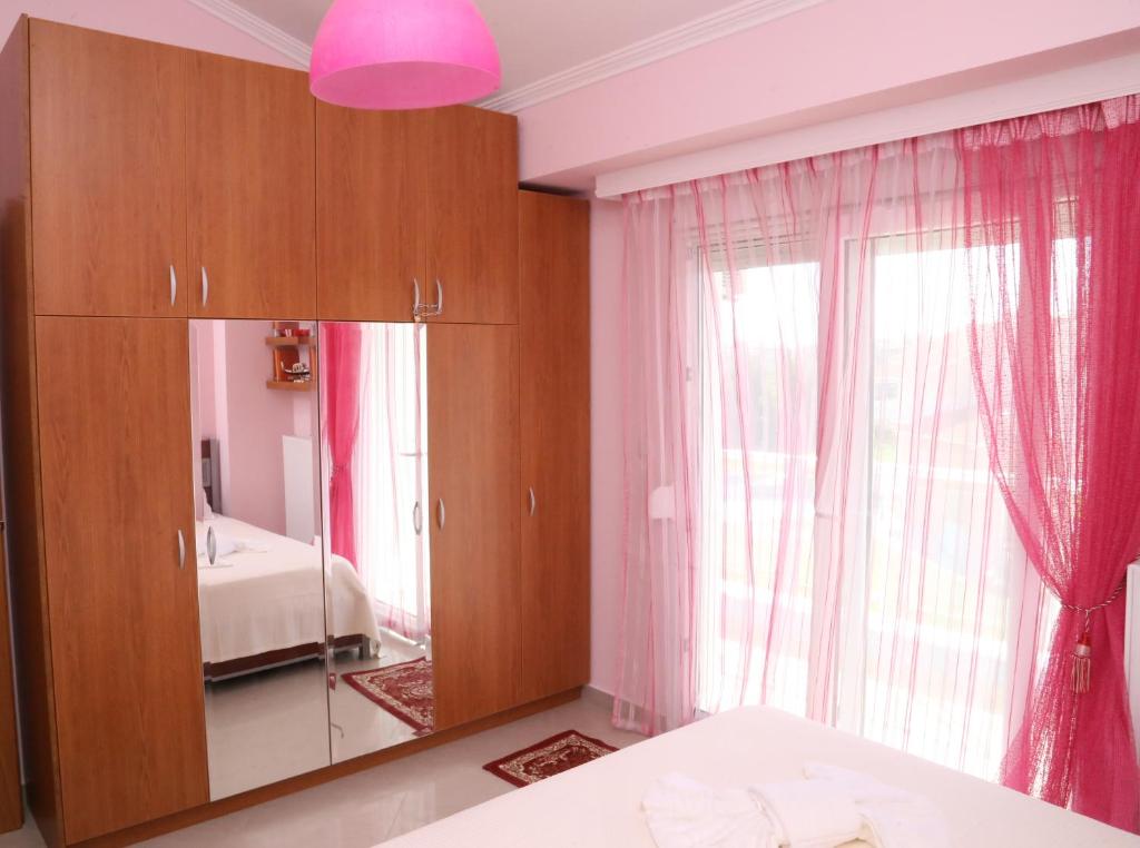 Łóżko lub łóżka w pokoju w obiekcie Athina Luxury Apartment