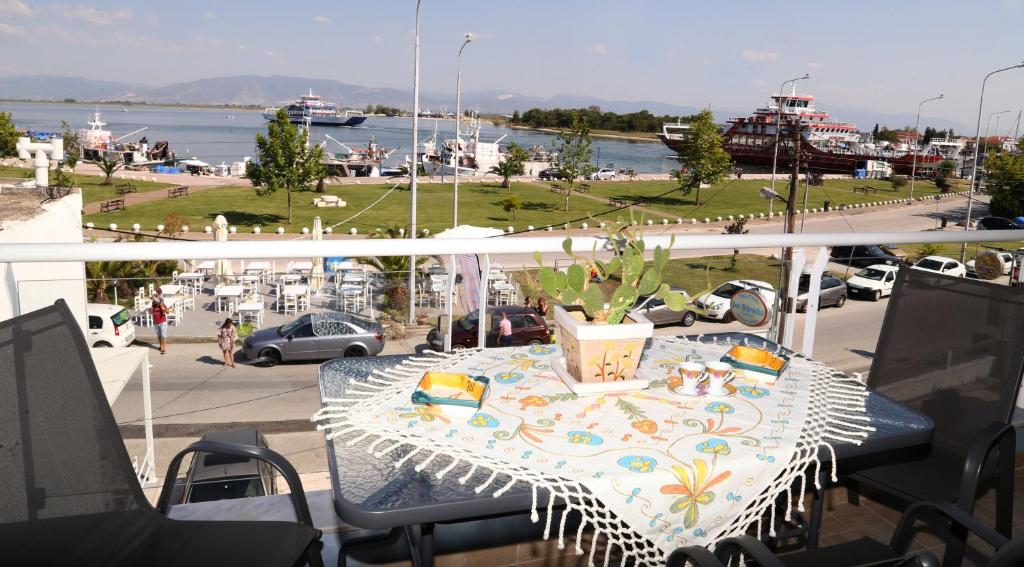 stół na balkonie z widokiem na parking w obiekcie Athina Luxury Apartment w mieście Keramotí