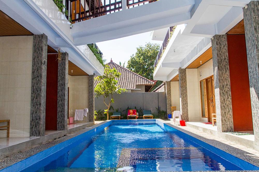 - une piscine dans l'arrière-cour d'une maison dans l'établissement Wahyu Homestay 2, à Nusa Lembongan