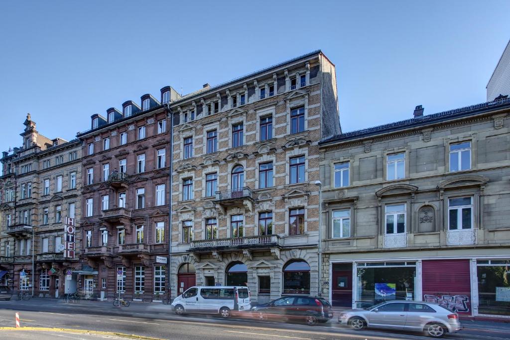 ein großes Gebäude mit davor geparkt in der Unterkunft Trip Inn Hotel Blankenburg in Karlsruhe