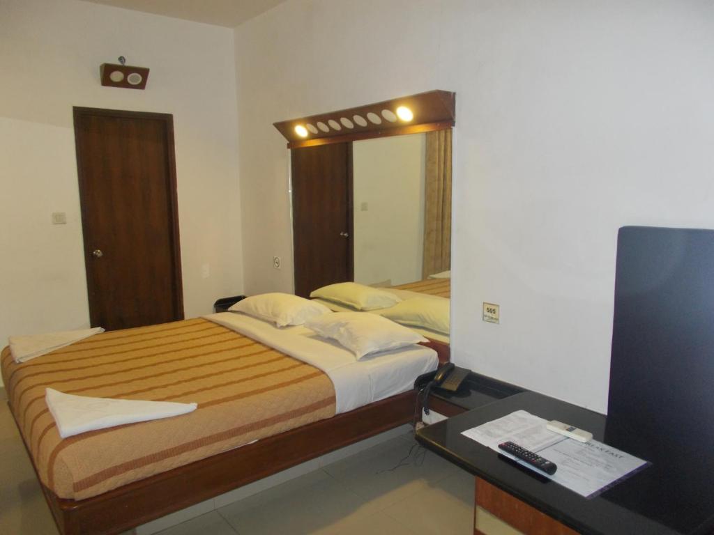Postel nebo postele na pokoji v ubytování Lotus Comfort - A Pondy Hotel