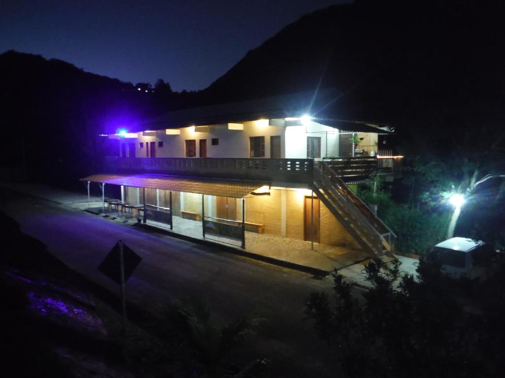 un edificio con luces por la noche en Residencia Pedra do Elefante en Guarapari