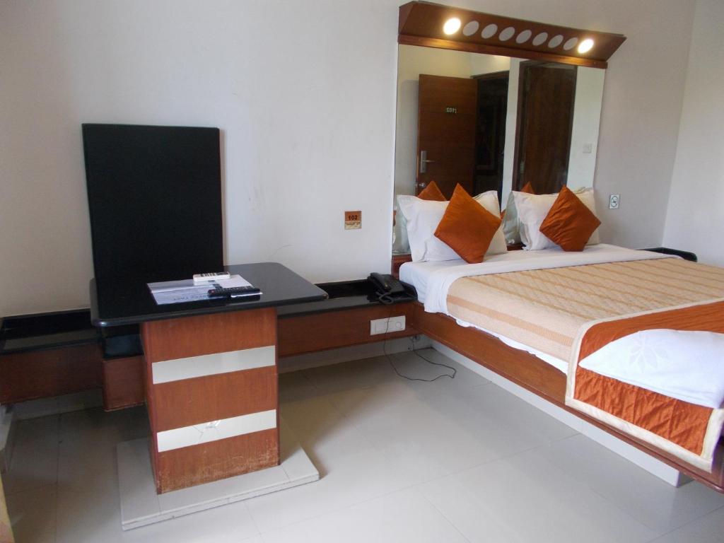 Postel nebo postele na pokoji v ubytování Lotus Comfort - A Pondy Hotel