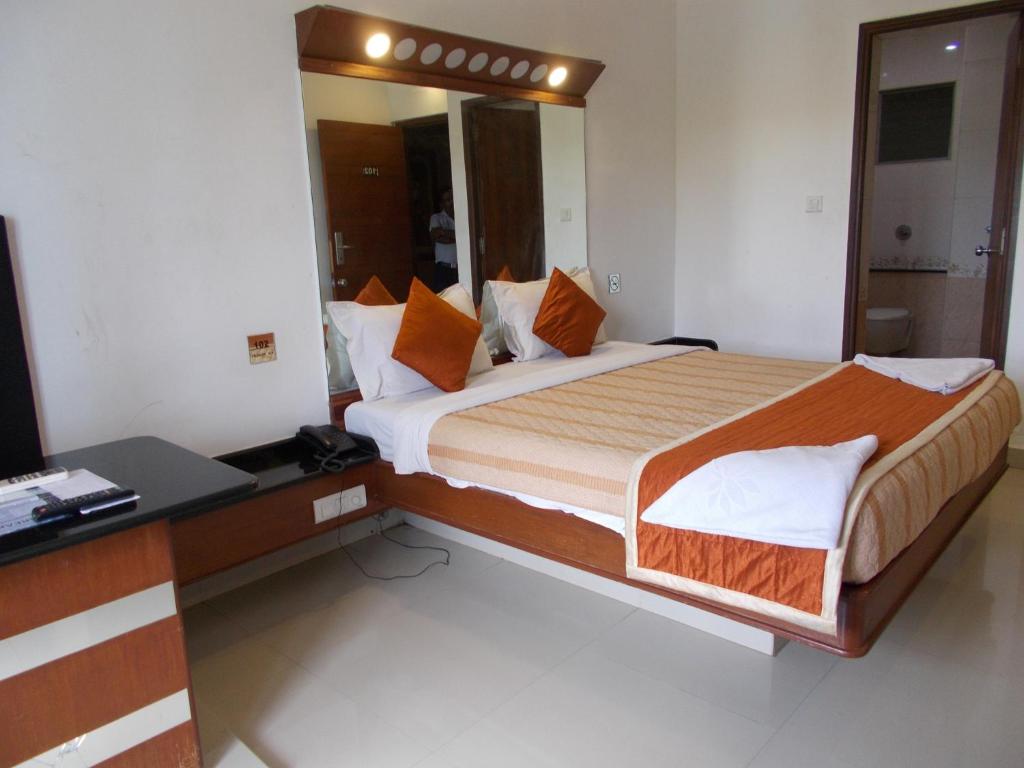 Postel nebo postele na pokoji v ubytování Lotus Comfort - A Pondy Hotel