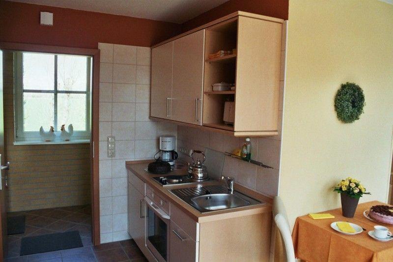 una piccola cucina con lavandino e finestra di Augustenberg-Wohnung-2 a Landkirchen