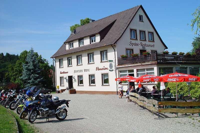 un grupo de motocicletas estacionadas frente a un edificio en Gasthaus und Pension Hintere Höfe, en Freiamt