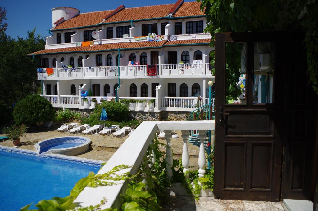 Bazén v ubytování Hotel Gamartata nebo v jeho okolí
