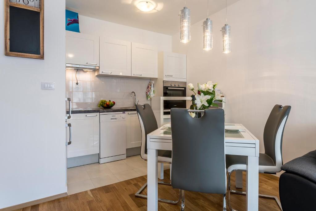 Kuhinja ili čajna kuhinja u objektu Apartment Luka