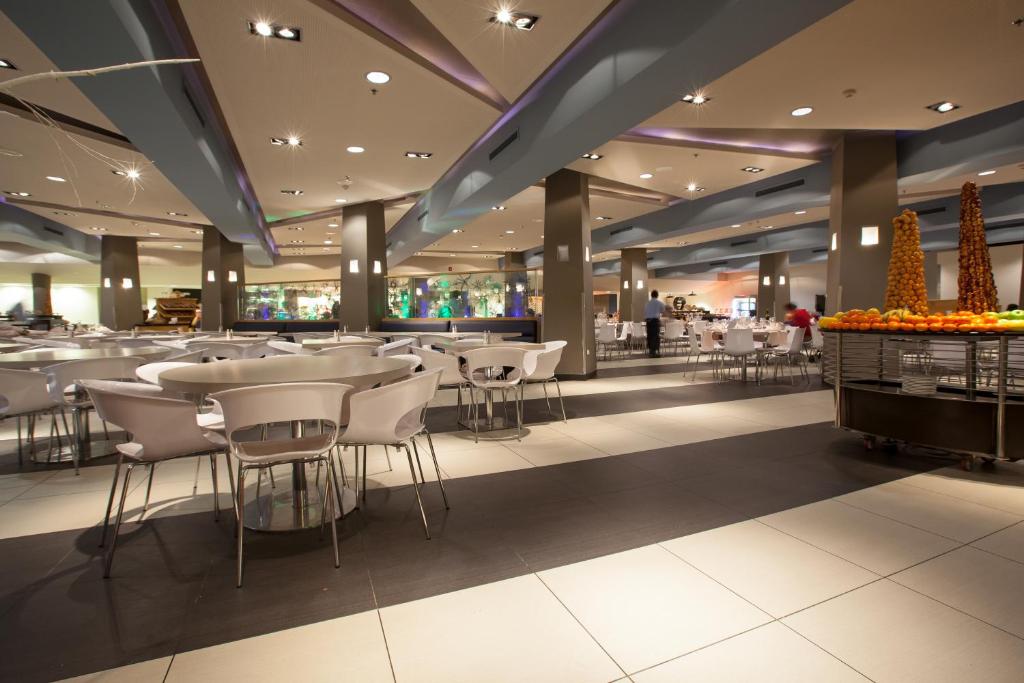 Ein Restaurant oder anderes Speiselokal in der Unterkunft U Coral Beach Club Eilat – Ultra All inclusive 