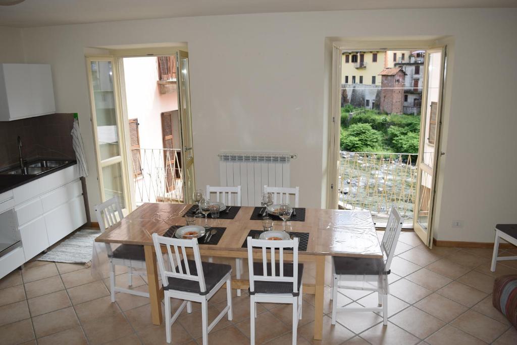 a kitchen with a dining room table and chairs at residenza la roggia in Varallo