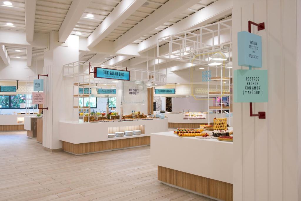 a grocery store with aasteryasteryasteryasteryasteryasteryasteryasteryasteryasteryastery at Iberostar Selection Andalucia Playa in Chiclana de la Frontera