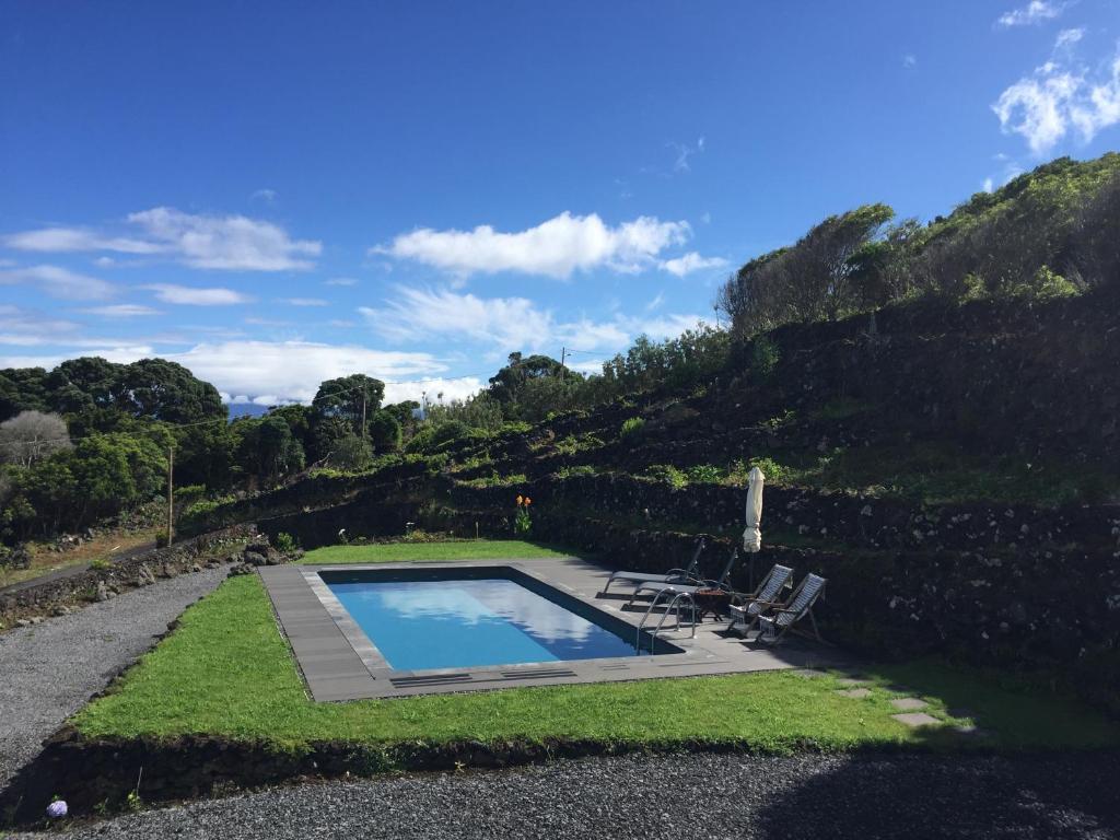 Bazén v ubytování Stone Home Casa do Caisinho Pico island nebo v jeho okolí