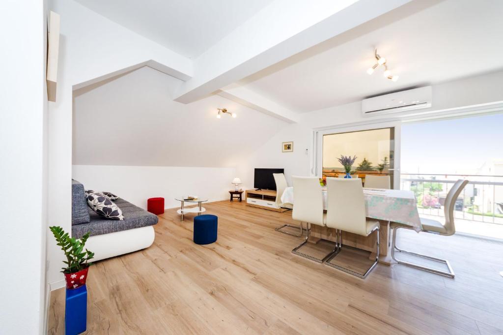 Televízia a/alebo spoločenská miestnosť v ubytovaní Apartman Iva Zara