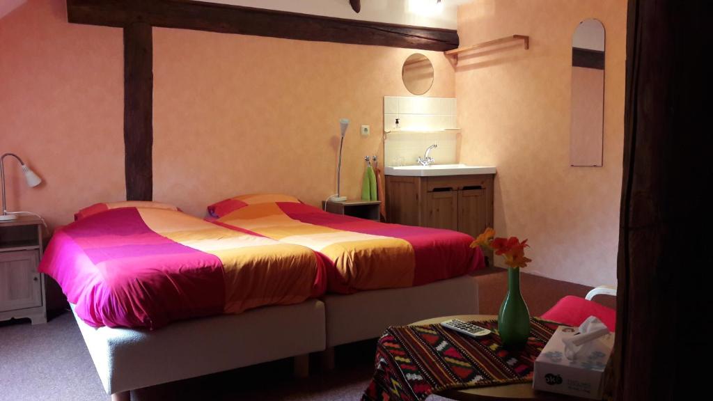 een slaapkamer met 2 bedden en een wastafel in een kamer bij Bed & Breakfast Onder Dak in Scharmer