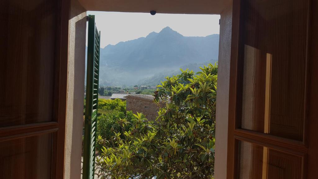 una porta aperta con vista sulle montagne di Casa Antonia a Sóller