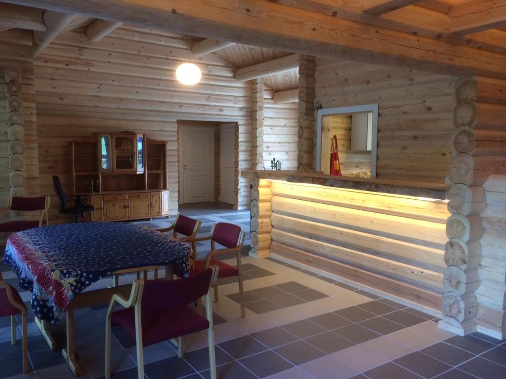 comedor con mesa y sillas en una cabaña en Grana Bryggeri, en Snåsa