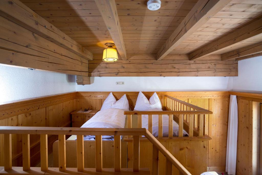 Postel nebo postele na pokoji v ubytování Alfonsstüberl - Ferienwohnungen & Restaurant