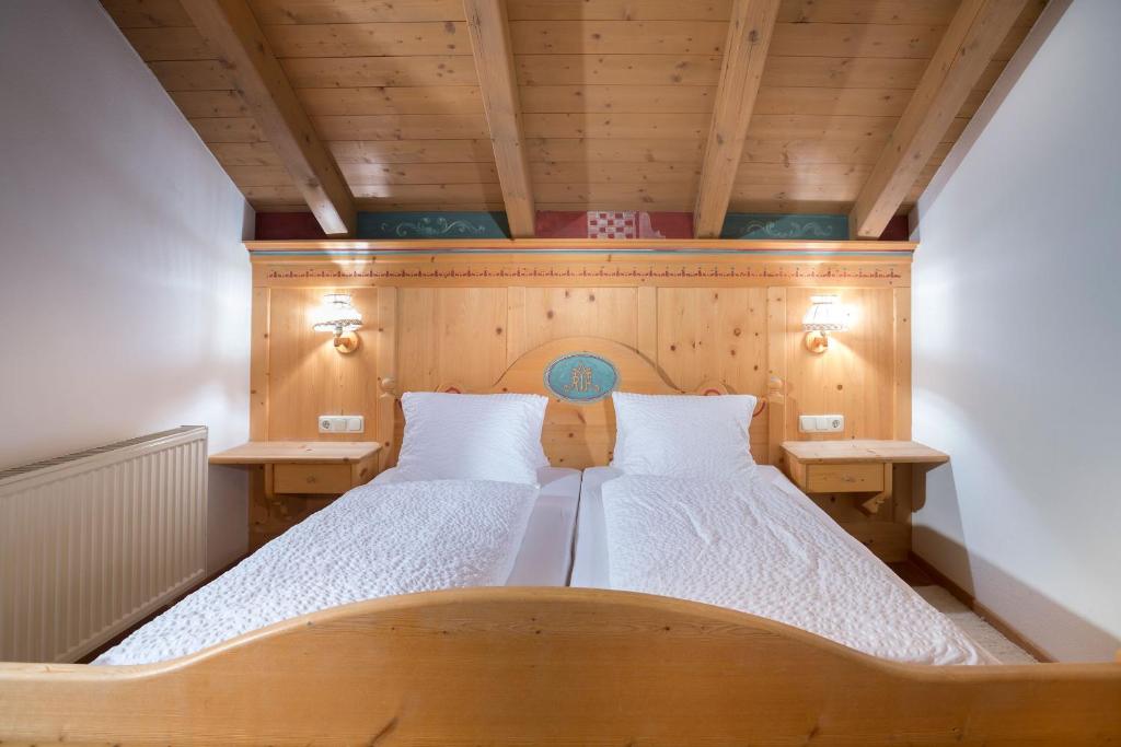 Postel nebo postele na pokoji v ubytování Alfonsstüberl - Ferienwohnungen & Restaurant