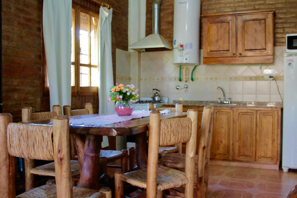 Kuchyň nebo kuchyňský kout v ubytování Cabañas Calderón II