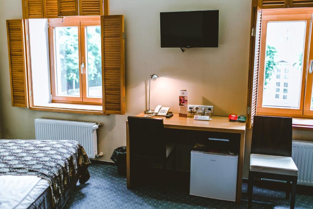 TV a/nebo společenská místnost v ubytování Hanza Hotel
