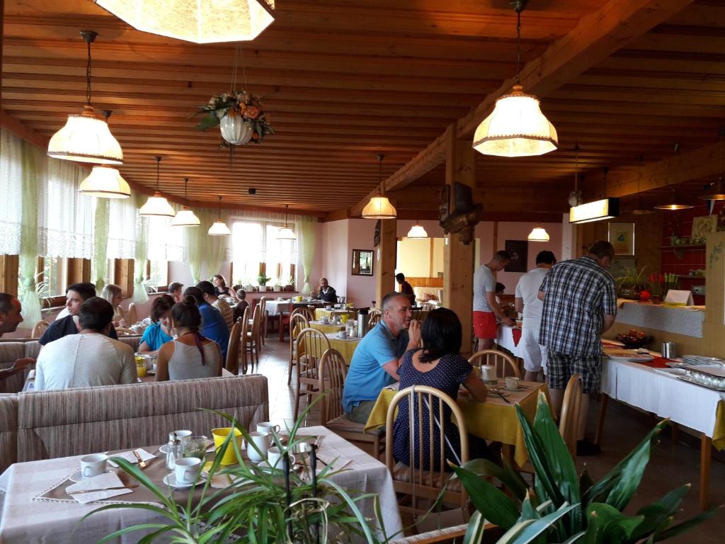 A restaurant or other place to eat at Ferienpension Garni Hubert Rigelnik