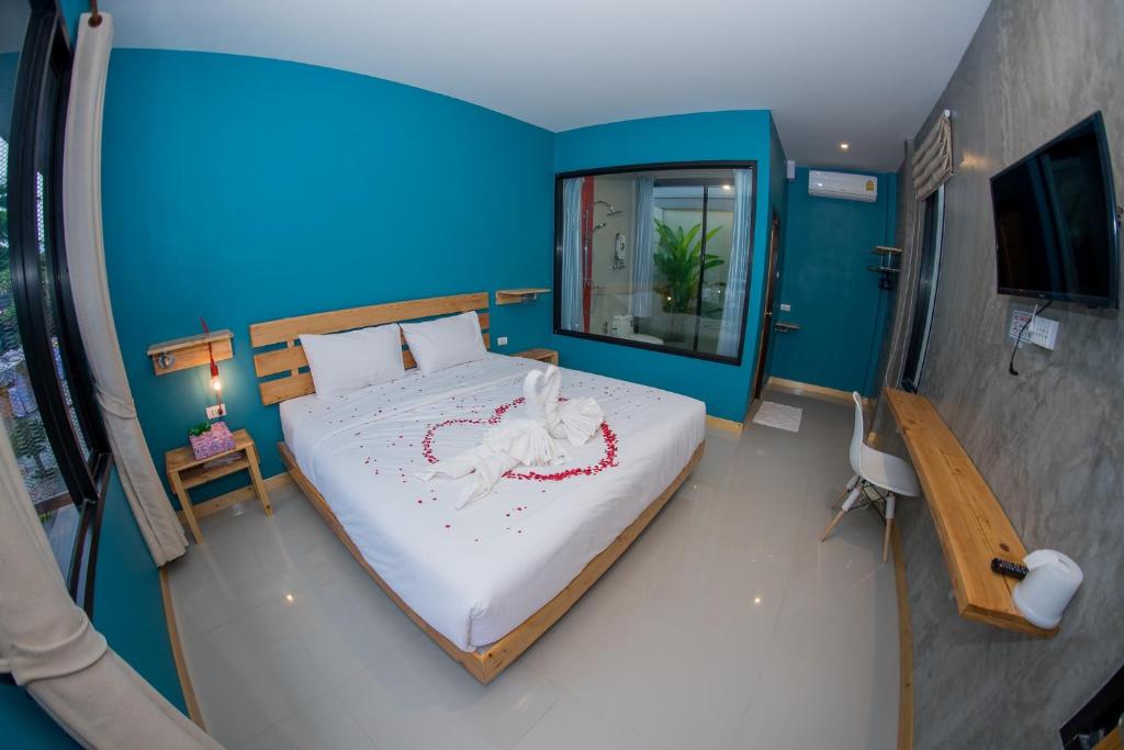 an overhead view of a bedroom with a bed at Rest Time Hotel in Nong Khai