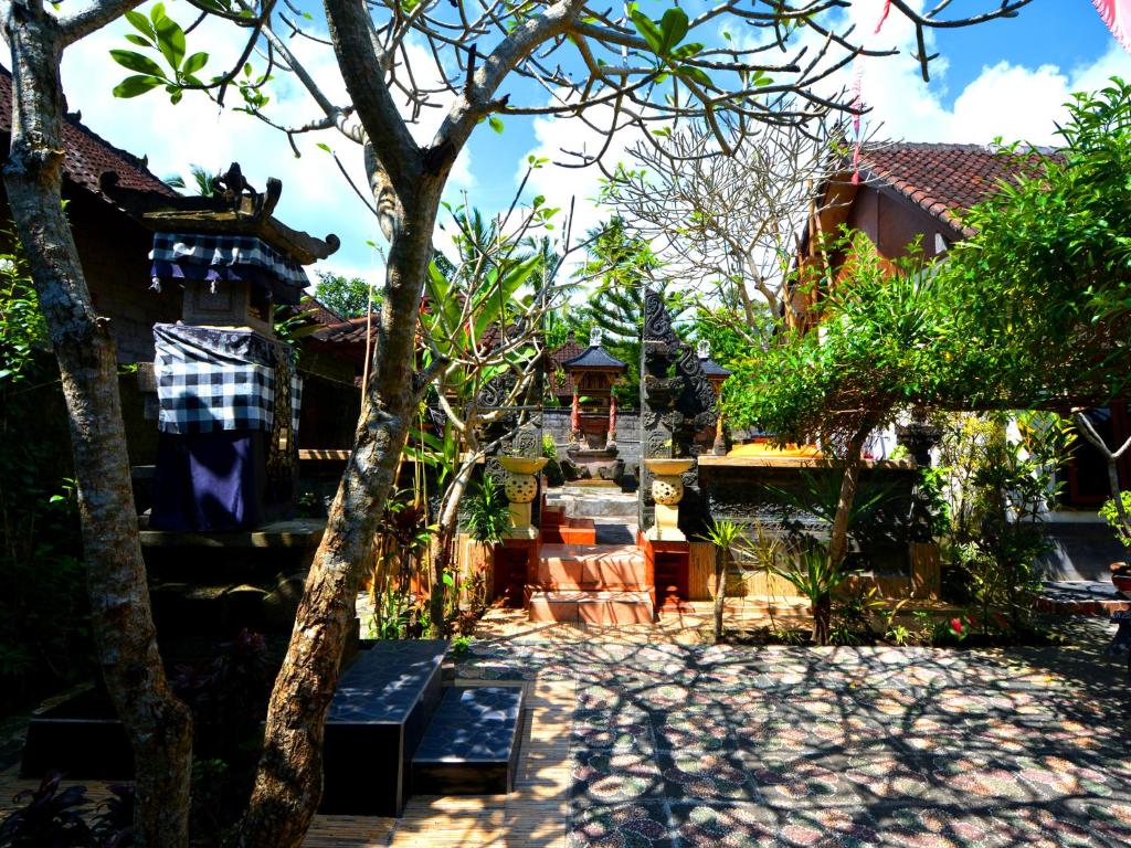 a courtyard of a house with a tree at Sweet Homestay in Sidemen