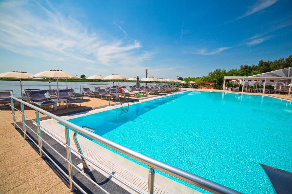 Bazén v ubytování Hotel Evergreen nebo v jeho okolí