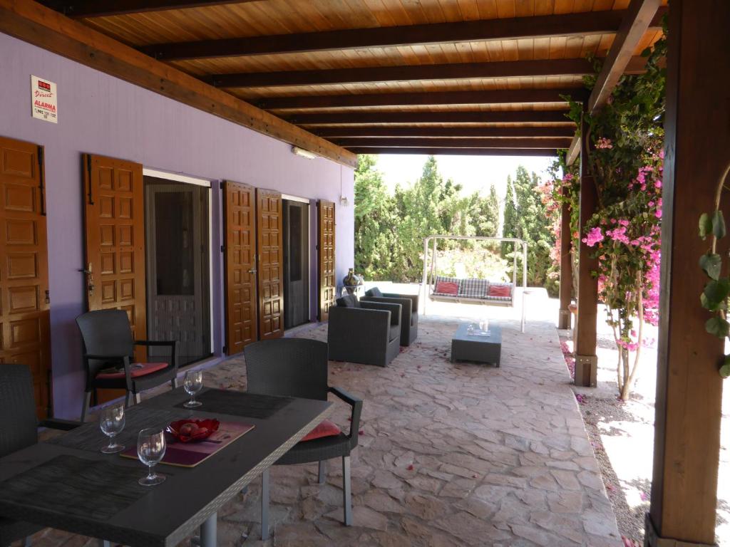 patio ze stołem i krzesłami w budynku w obiekcie Cortijillo Violeta w mieście Agua Amarga